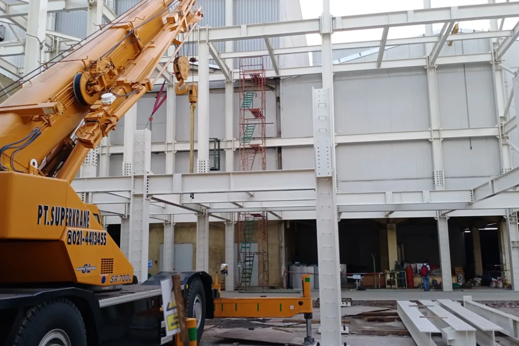 Sinar Alam Cakrabuana Using Heavy Machinery to Complete the Project